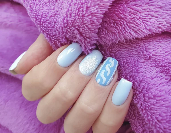 Kobieta Ręka Paznokieć Piękny Manicure Sweter — Zdjęcie stockowe