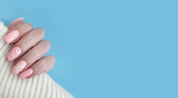 女性の手の爪美しいマニキュアセーター — ストック写真