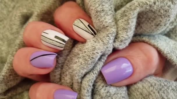 Weibliche Hand Nagel Schöne Maniküre Pullover Elegant — Stockvideo