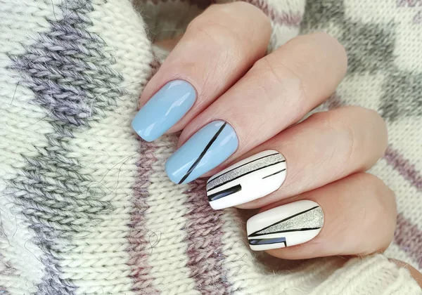 Kobieta Ręka Paznokieć Piękny Manicure Futro — Zdjęcie stockowe