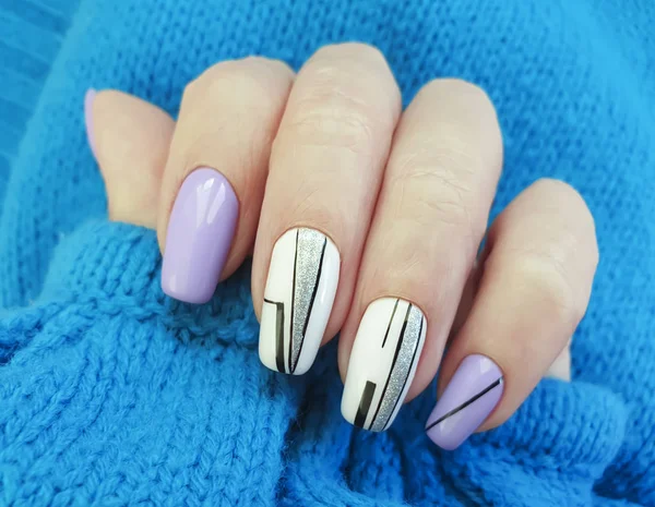 Kobieta Ręka Paznokieć Piękny Manicure Sweter — Zdjęcie stockowe