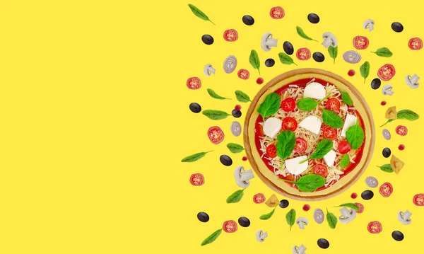 Пицца Оливки Помидоры Грибы Ингредиенты — стоковое фото