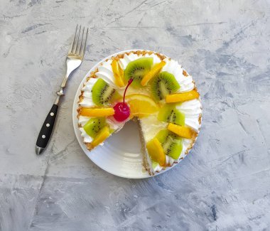 beton zeminde meyveli kek