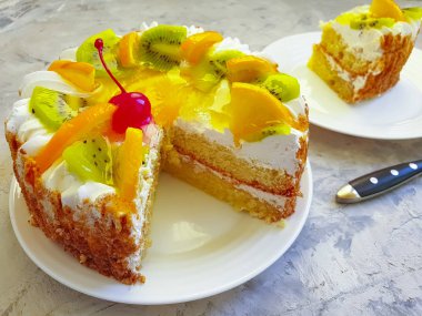 beton zeminde meyveli kek