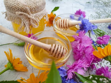 beton arka plan üzerinde taze bal çiçeği calendula