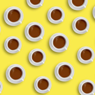 Renkli arka plan desenli bir fincan kahve.