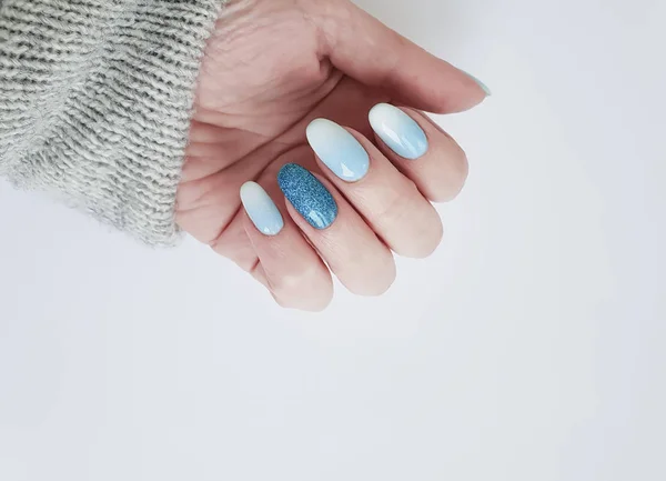 Vrouwelijke Hand Nagel Mooie Manicure Gradiënt Trui — Stockfoto
