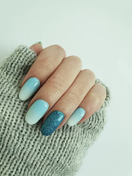 Female Hand Nail Beautiful Manicure Gradient Sweater — Stock Photo, Image