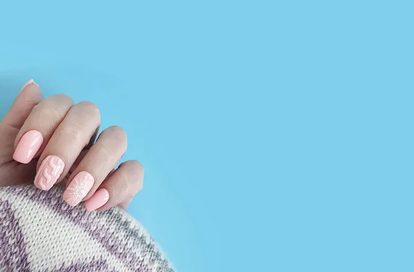 Kobieta Ręka Gwóźdź Piękny Manicure Gradient Sweter — Zdjęcie stockowe