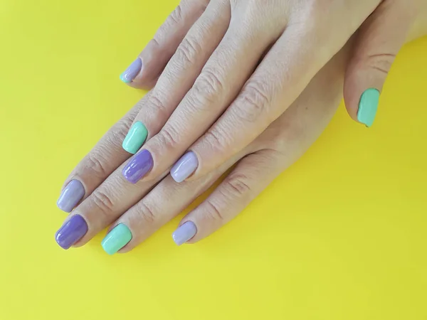 Mãos Femininas Unhas Manicure Fundo Colorido — Fotografia de Stock