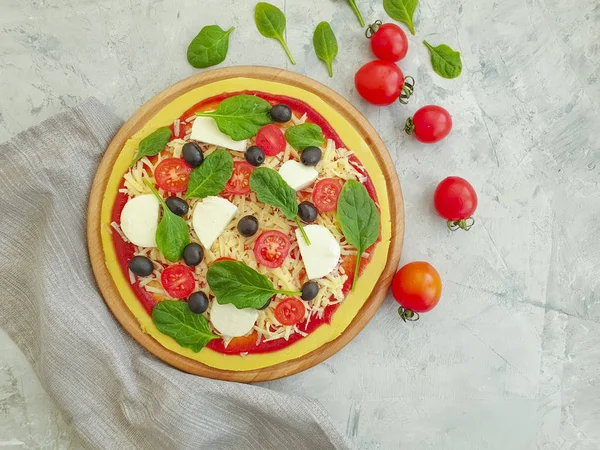 Pizza Mit Oliven Auf Betonboden — Stockfoto
