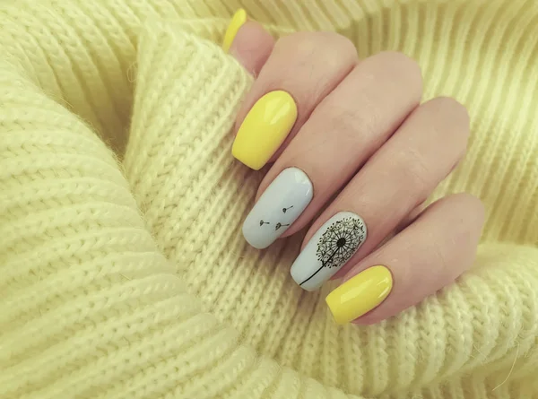 Uñas Mano Femenina Suéter Manicura Hermosa — Foto de Stock