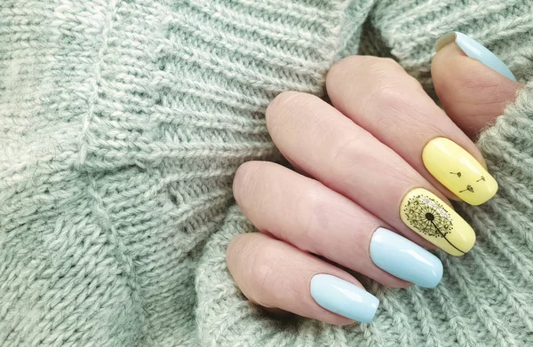 女性の手の爪美しいマニキュアセーター — ストック写真