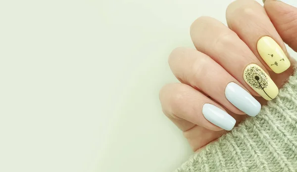 Vrouwelijke Hand Nagel Mooie Manicure Trui — Stockfoto