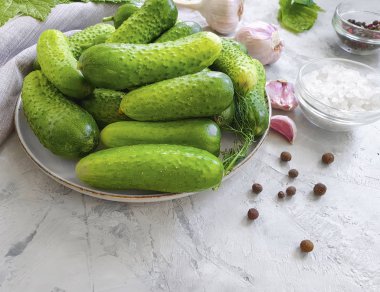 Salamura salatalık, beton arka planda sarımsak