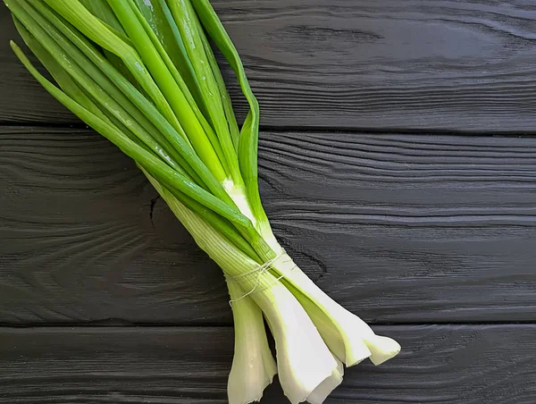 Zielonej Cebuli Drewnianym Tle — Zdjęcie stockowe