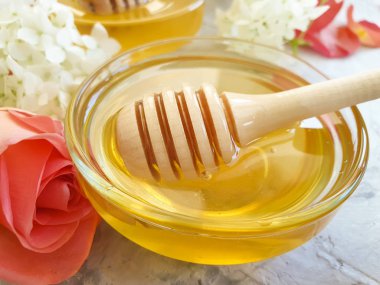 beton arka plan üzerinde taze bal gül çiçek