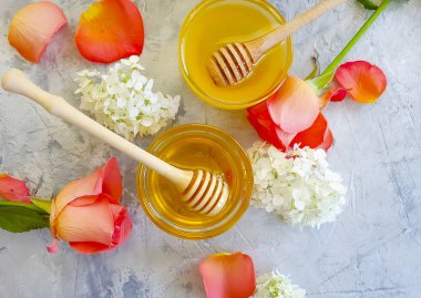 beton arka plan üzerinde taze bal gül çiçek