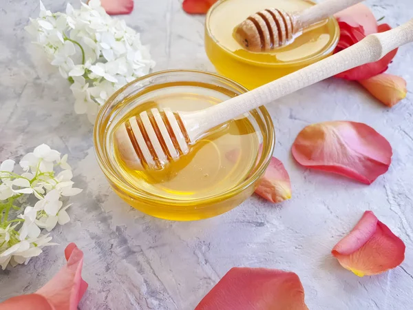 Färsk Honung Ros Blomma Betong Bakgrund — Stockfoto