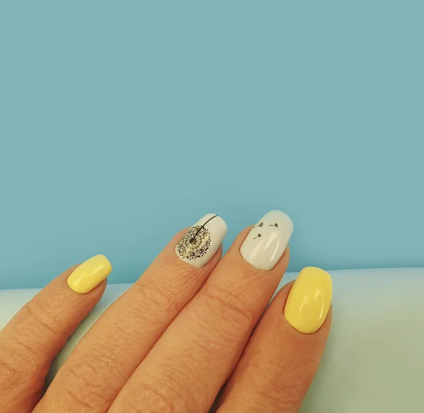 Manicura Hermosa Mano Femenina Sobre Fondo Papel Color — Foto de Stock