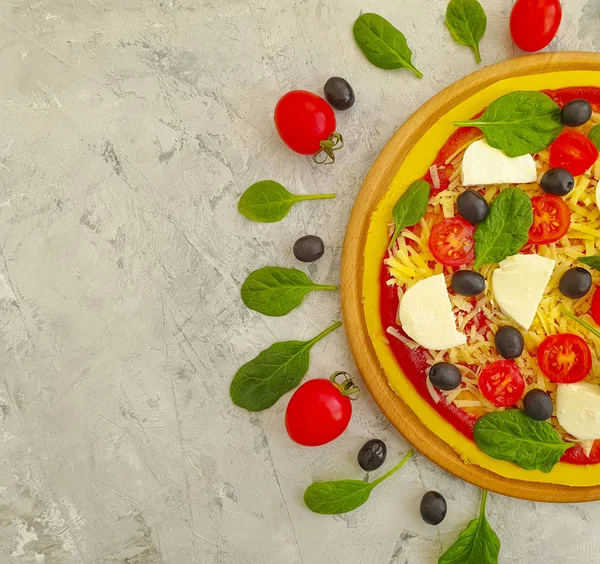 Pizza Oliven Tomaten Auf Betongrund — Stockfoto
