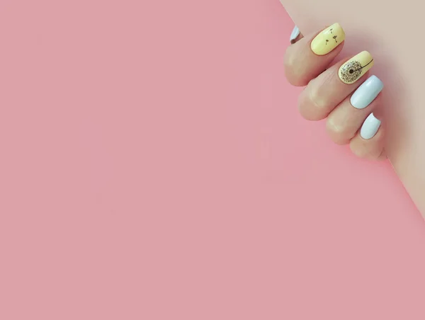 Vrouwelijke Hand Mooie Manicure Een Gekleurde Papieren Achtergrond — Stockfoto