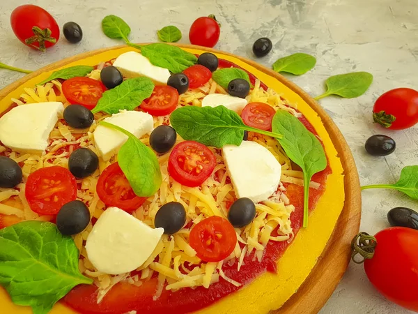 Пицца Сыр Оливки Помидоры Бетонном Фоне — стоковое фото