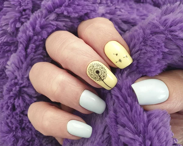 Weibliche Hand Nagel Schöne Maniküre Pullover — Stockfoto