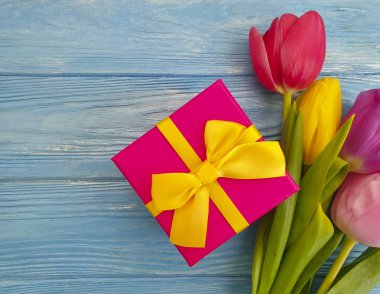 Hediye kutusu, çiçek lalesi ahşap arka planda