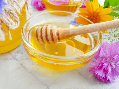 beton arka plan üzerinde taze bal çiçeği calendula