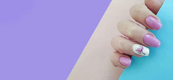 Weibliche Handnagel Schöne Maniküre Auf Farbigem Hintergrund Banner — Stockfoto