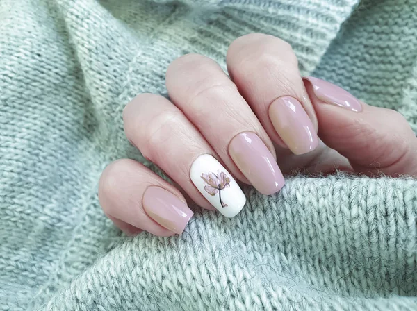 Vrouwelijke Hand Mooie Nagel Manicure — Stockfoto