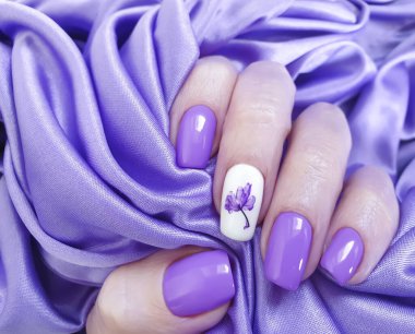 Kadın eli. Güzel manikür ipeği.