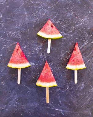 Beton zeminde karpuz parçaları