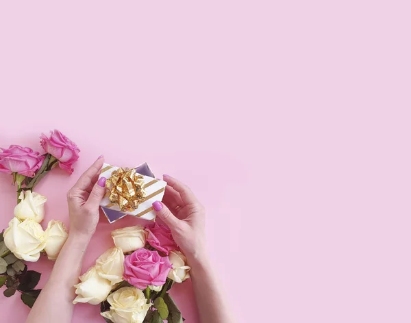 Manos Sosteniendo Una Caja Regalo Ramo Rosas Sobre Fondo Color — Foto de Stock