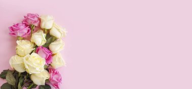 Renkli bir çerçeve üzerinde gül buketi