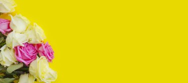 Renkli bir çerçeve üzerinde gül buketi