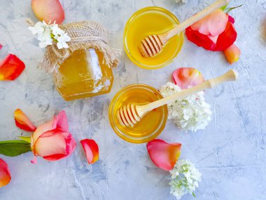 beton arka plan üzerinde taze bal gül çiçek