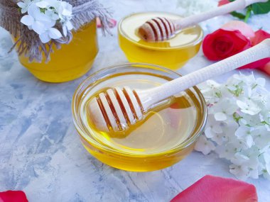 beton arka plan üzerinde taze bal gül çiçek