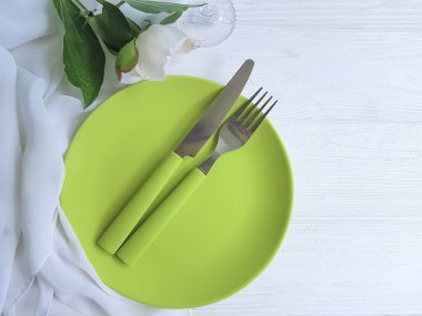 Şakayık çiçeği, tahta bir arka planda tabak.