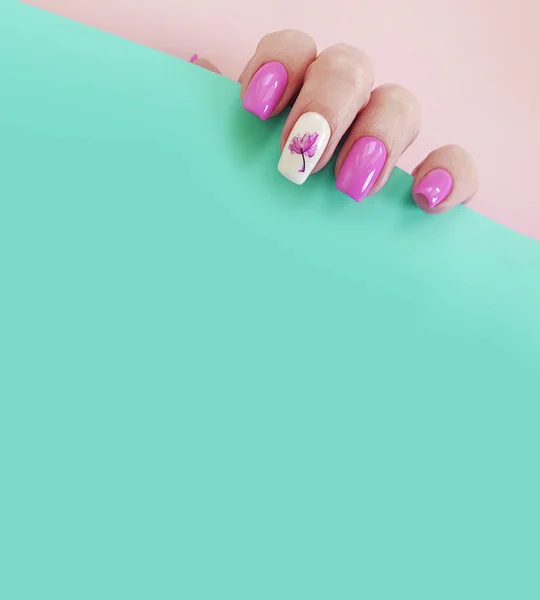女性の手の爪の色の背景に美しいマニキュア — ストック写真