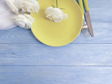 Tabak, gül çiçeği ahşap arka planda