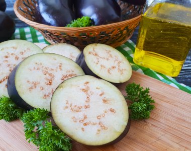 Ahşap arka planda çiğ patlıcan kesimi