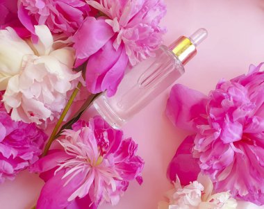 Kozmetik losyon, renkli bir arka planda şakayık çiçeği.