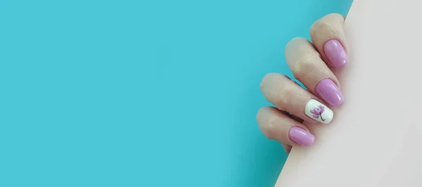 Weibliche Hand Schöne Maniküre Auf Einem Farbigen Hintergrund — Stockfoto