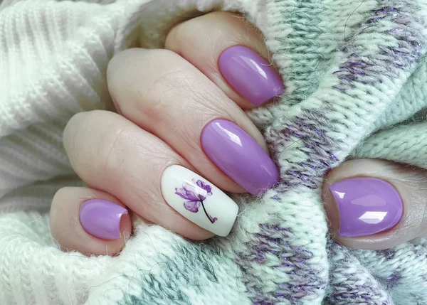 Kobieta Ręka Paznokcie Piękny Manicure Sweter — Zdjęcie stockowe