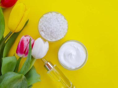 krem kozmetik çiçek lalesi renkli bir arka planda