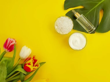krem kozmetik çiçek lalesi renkli bir arka planda