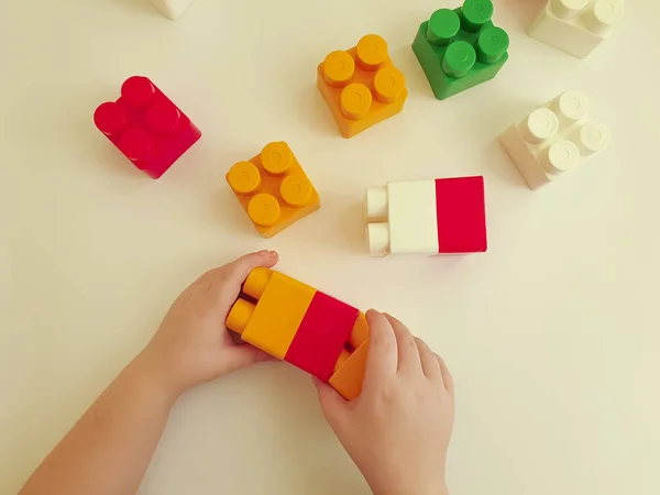 Dzieci Ręka Bawić Się Bloku Konstruktora — Zdjęcie stockowe