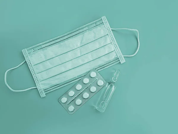 Медицинская Маска Наркотики Цветном Фоне Таблетки — стоковое фото